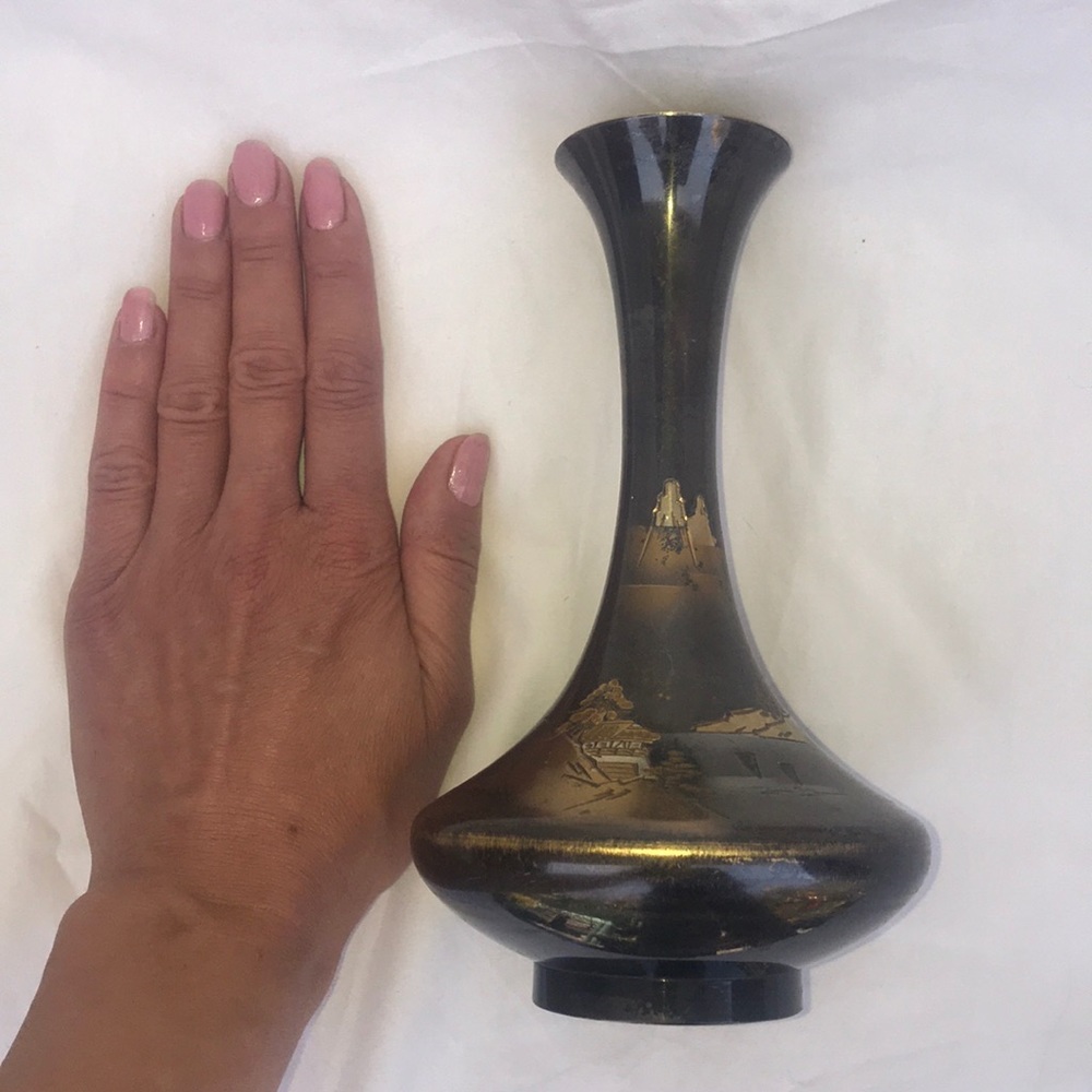 Beautiful scenery engraved metallic vase - Picture 10 of 10
